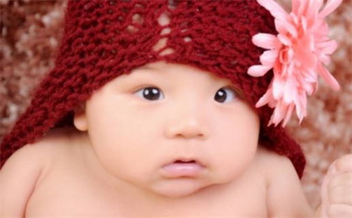 何姓2026/04/06出生男宝宝起名全攻略：名字推荐与禁忌字分析